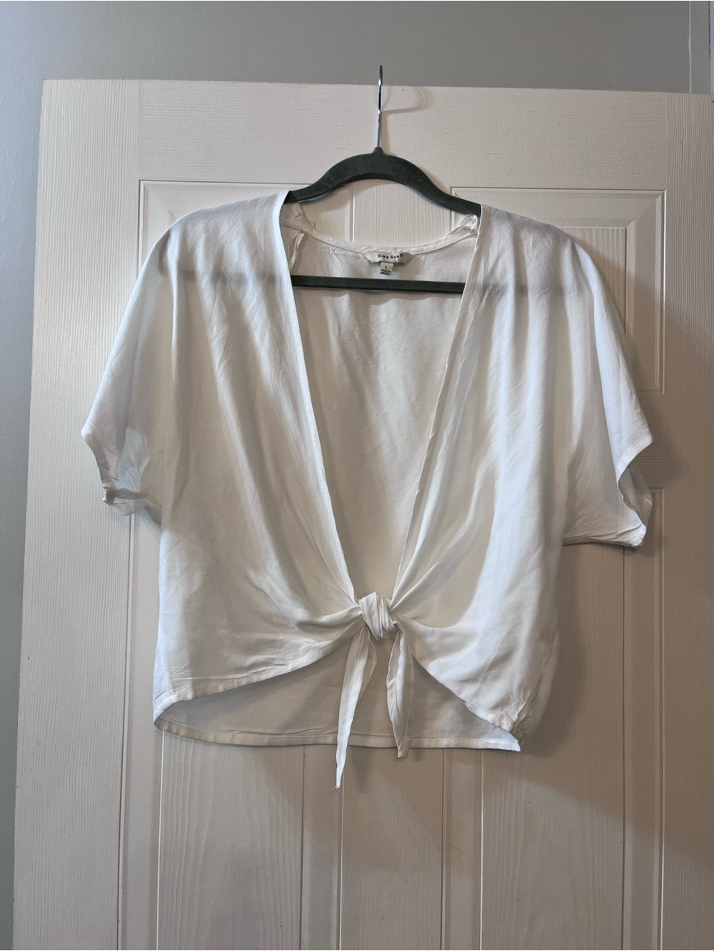 SIM & SAM Tie-Front White Crop Top with Short Sleeves